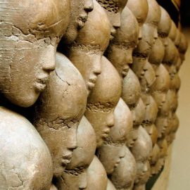 Bas relief masques - 2006, bas-relief, terre cuite sur plomb, 120 x 60 cm